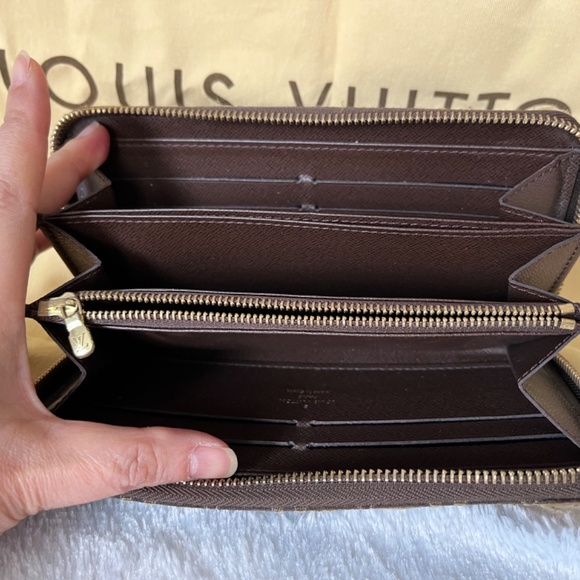 LV wallet - Picture 3 of 4